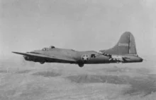 Niemiecki myśliwiec osłania amerykański bombowiec