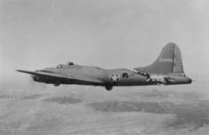 Niemiecki myśliwiec osłania amerykański bombowiec