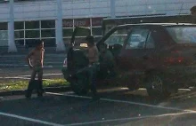 Młody Cygan załatwił się na środku parkingu przed Tesco. Interweniowała...