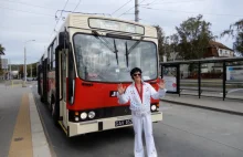 Prowadzi trolejbus w przebraniu Elvisa