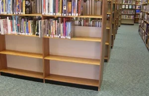 Nieznany sprawca sika na książki w kanadyjskiej bibliotece