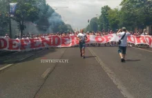 Polacy przed meczem z Ukrainą przemierzają miasto z transparentem