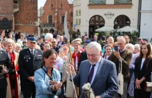 Do Krakowa dotarła replika strzały, która miała trafić hejnalistę z Wieży...