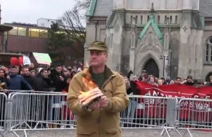 Prawak spalił publicznie Koran. Muzułmanie dostali szału,ale krew się nie polała