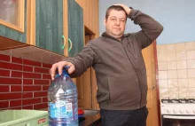 Pan Grzegorz nie ma w domu wody. PKP daje mu 2,5 litra dziennie