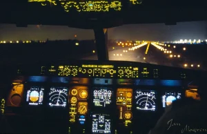 Kokpity samolotów pasażerskich nocą