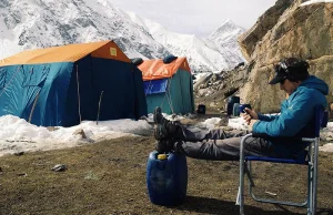 Nanga Parbat. Mackiewicz sam w śnieżno-lodowej jamie. Będzie ostatni szturm