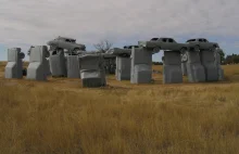 Kopia Stonehenge z... wraków samochodów