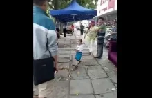 wnuczek broni babcię przed strażą miejską