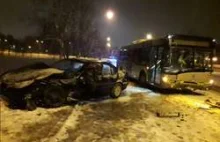 22-letni kierowca BMW spowodował czołowe zderzenie z autobusem w Olsztynie