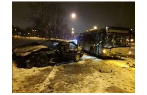 22-letni kierowca BMW spowodował czołowe zderzenie z autobusem w Olsztynie