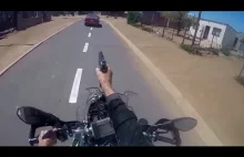 Tymczasem u południowoafrykańskiego policjanta na motocyklu