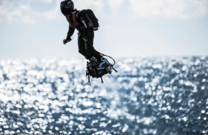 Franky Zapata i jego flyboard nad kanałem La Manche.