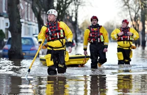 Polak w UK okradał domy powodzian. Co za buc. Jest nazwisko i zdjęcia.