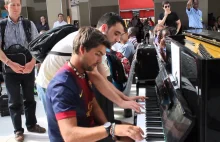 Dwóch nieznanych sobie mężczyzn improwizuje na pianinie