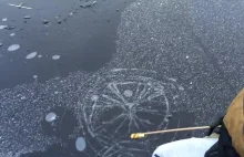 Puszczanie rakiet fajerwerków pod lodem
