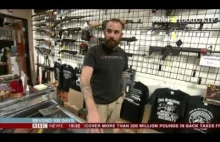 Reporter sugeruje, że sklep z bronią oferuje narzędzia do zabijania