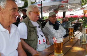 Lech Wałęsa na piwie z kolegami ze stoczni. Trochę go wyzywali, trochę...