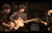Jimmy Page i Edge uczą się jak grać Seven Nation Army.