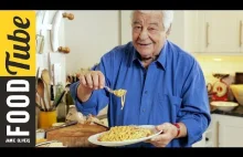 Antonio Carluccio pokazuje jak zrobić tradycyjną carbonarę