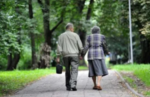 Emerytura w Polsce to dla wielu osób życie w nędzy, a dla budżetu to za dużo.