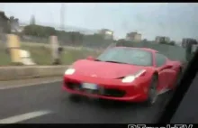 Włoski kierowca Ferrari rozbija się na autostradzie wpadając w poślizg.