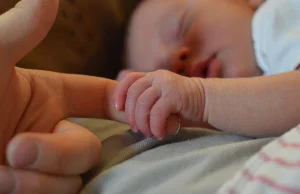 Współne spanie niemowlaka z rodzicami - Spać razem czy osobno?