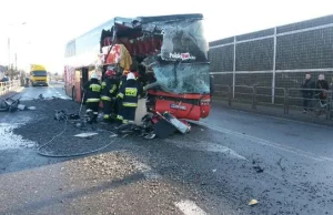 Polski Bus zderzył się z ciężarówką. 14 rannych