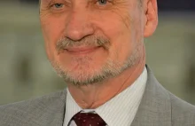 Macierewicz ostro: nie przyjmiemy imigrantów od Brukseli!