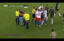 Franck Ribery zaatakowany szalikiem przez kibica Hamburgera SV podczas meczu.