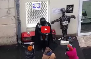 Surrealizm - Darth Vader gra w centrum Moskwy na...