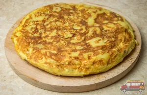 Tortilla de patatas - szybki i tani przepis na hiszpański omlet z ziemniakami