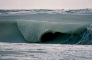 Fotograf uchwycił wyjątkowy fenomen: zamrożone fale przy wybrzeżu