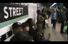 Bezdomna kobieta śpiewa Halo Beyonce na stacji metra w New York City