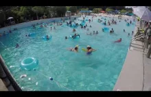Ratownicy ratują dziecka w basenie z falami