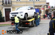 Windykatory odbierają niespłacanego Jeepa. Lizingobiorcy barykadują się wewnątrz