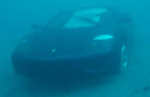 Mężczyzna utopił Ferrari 360, ponieważ „Jezus kazał mu to zrobić”