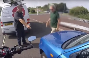 Kierowca vana zatrzymuje samochód który uderzył w motocyklistę