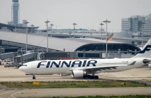 Finnair waży pasażerów przed wylotem.