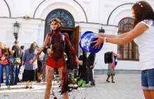 „Blood Bucket Challenge” – akcja Femenu przed klasztorem w Kijowie