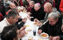 Kraków. Arcybiskup zjadł posiłek z ubogimi i bezdomnymi