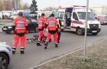 Wepchnęli rowerzystę na autobus. Zginął na miejscu.