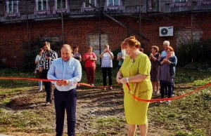 Przeciecie wstegi, honorowe otwarcie...kontenera na smieci.