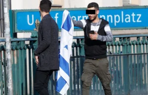 Reporterzy powiesili flagę Izraela w Berlinie i Monachium.