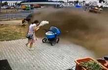 Idiota z opla prawie zmiótł kobietę i dziecko w wózku