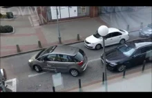 Kobieta w akcji, parkowanie równoległe