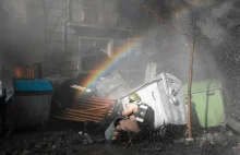 Symboliczne zdjęcie z Kijowa - tęcza nad demonstrantem. Dobra wróżba???