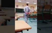 Uczeń Polskiej szkoły grozi nauczycielowi maczeta podczas lekcji!