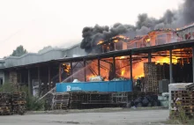 Pożar hali w Zawierciu [ZDJĘCIA WIDEO] Silny wiatr utrudnia gaszenie....