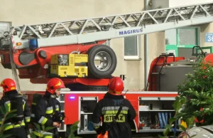 Płonie blok przy Fasolowej. Ogień rozprzestrzenia się - Włochy